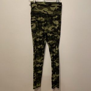 Camoflauge leggings Medium women NWOT